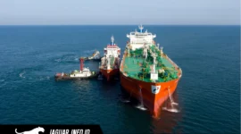 Kapal pengangkut BBM Pertamina beroperasi mendistribusikan pasokan energi.
