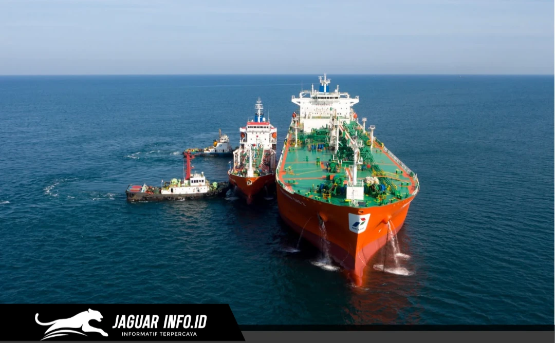 Kapal pengangkut BBM Pertamina beroperasi mendistribusikan pasokan energi.