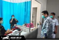 Potret Prof. Dr. dr. Starry Rampengan, Direktur Utama RSUP Kandou Manado, saat berada di lingkungan rumah sakit.