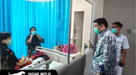 Potret Prof. Dr. dr. Starry Rampengan, Direktur Utama RSUP Kandou Manado, saat berada di lingkungan rumah sakit.