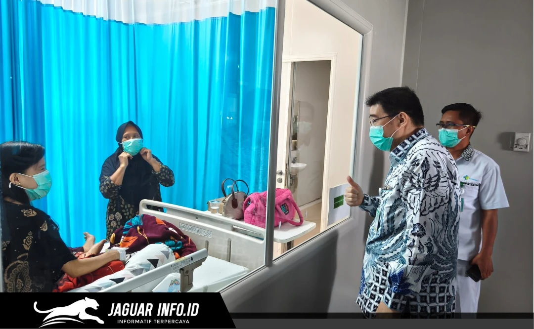 Potret Prof. Dr. dr. Starry Rampengan, Direktur Utama RSUP Kandou Manado, saat berada di lingkungan rumah sakit.