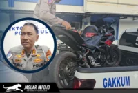 Petugas kepolisian mengangkut kendaraan yang memakai knalpot brong.