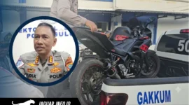 Petugas kepolisian mengangkut kendaraan yang memakai knalpot brong.