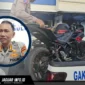 Petugas kepolisian mengangkut kendaraan yang memakai knalpot brong.