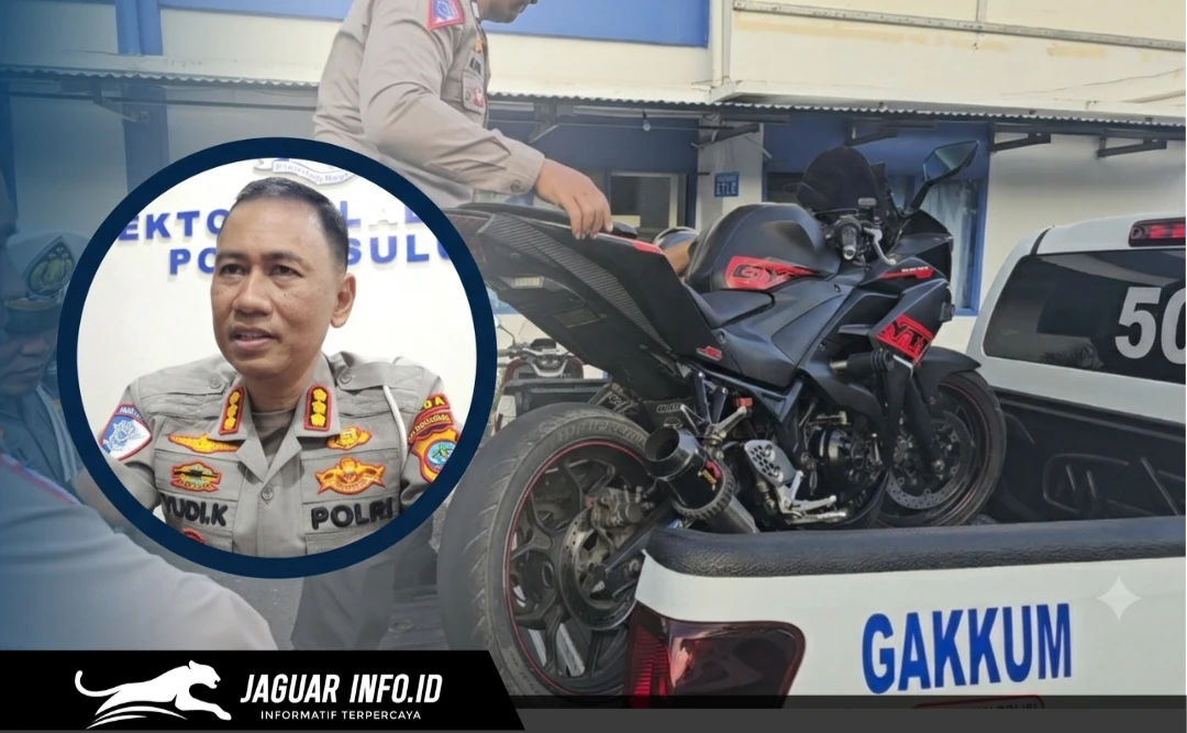 Petugas kepolisian mengangkut kendaraan yang memakai knalpot brong.