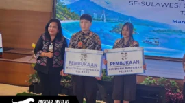 Simbolis penyerahan Tabungan SimPel BRI kepada perwakilan pelajar SMA Negeri 9 Manado dalam acara Rakorwil TPAKD se-Sulawesi Utara dan Gorontalo Tahun 2026.