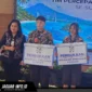 Simbolis penyerahan Tabungan SimPel BRI kepada perwakilan pelajar SMA Negeri 9 Manado dalam acara Rakorwil TPAKD se-Sulawesi Utara dan Gorontalo Tahun 2026.