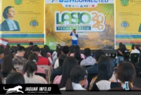 Instruktur Safety Riding PT DAW memberikan edukasi dan memandu sesi praktik keselamatan berkendara kepada para mahasiswa di Universitas Katolik De La Salle Manado, Selasa (18/8/2026).