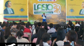 Instruktur Safety Riding PT DAW memberikan edukasi dan memandu sesi praktik keselamatan berkendara kepada para mahasiswa di Universitas Katolik De La Salle Manado, Selasa (18/8/2026).