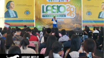 Instruktur Safety Riding PT DAW memberikan edukasi dan memandu sesi praktik keselamatan berkendara kepada para mahasiswa di Universitas Katolik De La Salle Manado, Selasa (18/8/2026).