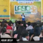 Instruktur Safety Riding PT DAW memberikan edukasi dan memandu sesi praktik keselamatan berkendara kepada para mahasiswa di Universitas Katolik De La Salle Manado, Selasa (18/8/2026).