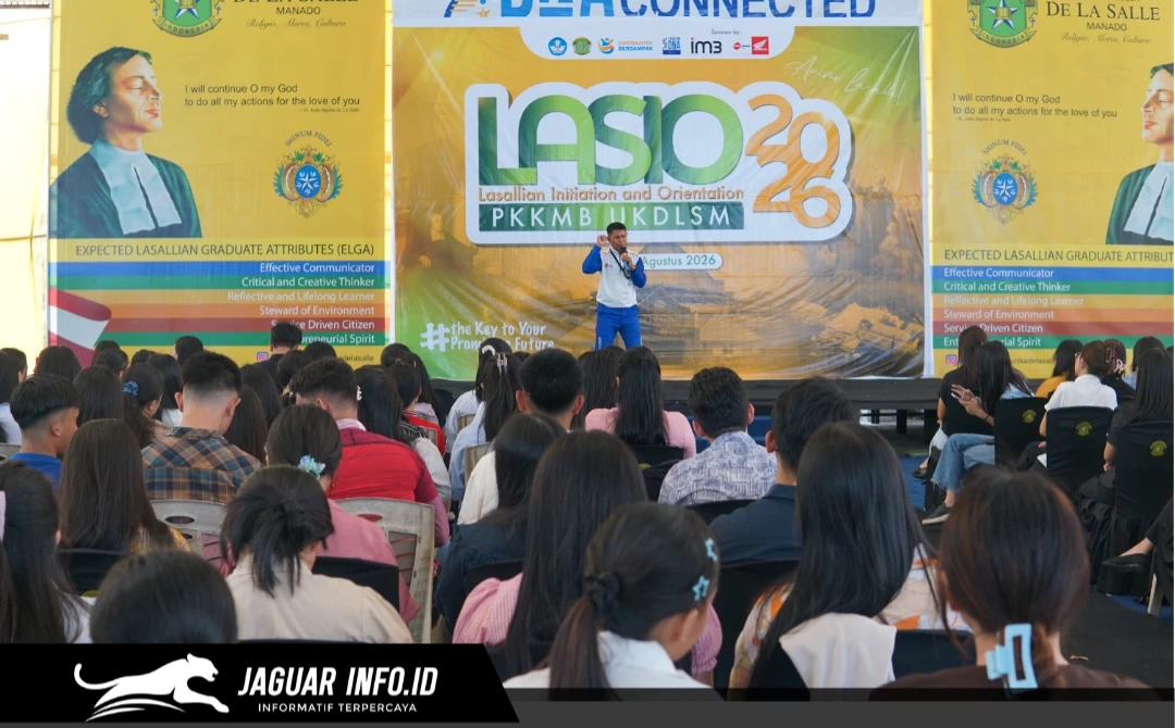 Instruktur Safety Riding PT DAW memberikan edukasi dan memandu sesi praktik keselamatan berkendara kepada para mahasiswa di Universitas Katolik De La Salle Manado, Selasa (18/8/2026).