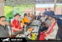 Suasana foto bersama para anggota Forum Peduli GMIM saat melangsungkan pertemuan penting untuk membahas sekaligus menyampaikan lima poin pernyataan sikap kepada publik di Kecamatan Tikala, Kota Manado.