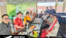 Suasana foto bersama para anggota Forum Peduli GMIM saat melangsungkan pertemuan penting untuk membahas sekaligus menyampaikan lima poin pernyataan sikap kepada publik di Kecamatan Tikala, Kota Manado.