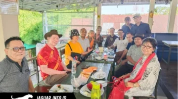 Suasana foto bersama para anggota Forum Peduli GMIM saat melangsungkan pertemuan penting untuk membahas sekaligus menyampaikan lima poin pernyataan sikap kepada publik di Kecamatan Tikala, Kota Manado.