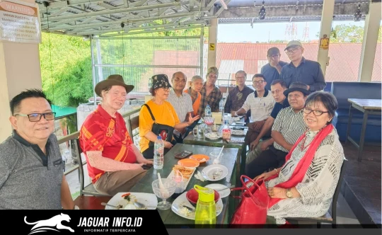 Suasana foto bersama para anggota Forum Peduli GMIM saat melangsungkan pertemuan penting untuk membahas sekaligus menyampaikan lima poin pernyataan sikap kepada publik di Kecamatan Tikala, Kota Manado.
