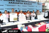 Penindakan dan penyitaan barang bukti belasan ribu lembar dari sindikat uang palsu lintas daerah saat rilis perkara pada 25/08/26. (Dok. Polisi)