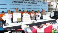 Penindakan dan penyitaan barang bukti belasan ribu lembar dari sindikat uang palsu lintas daerah saat rilis perkara pada 25/08/26. (Dok. Polisi)