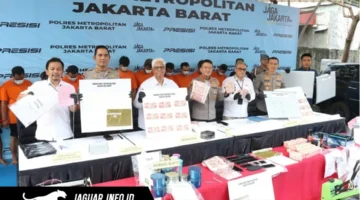 Penindakan dan penyitaan barang bukti belasan ribu lembar dari sindikat uang palsu lintas daerah saat rilis perkara pada 25/08/26. (Dok. Polisi)