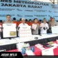 Penindakan dan penyitaan barang bukti belasan ribu lembar dari sindikat uang palsu lintas daerah saat rilis perkara pada 25/08/26. (Dok. Polisi)
