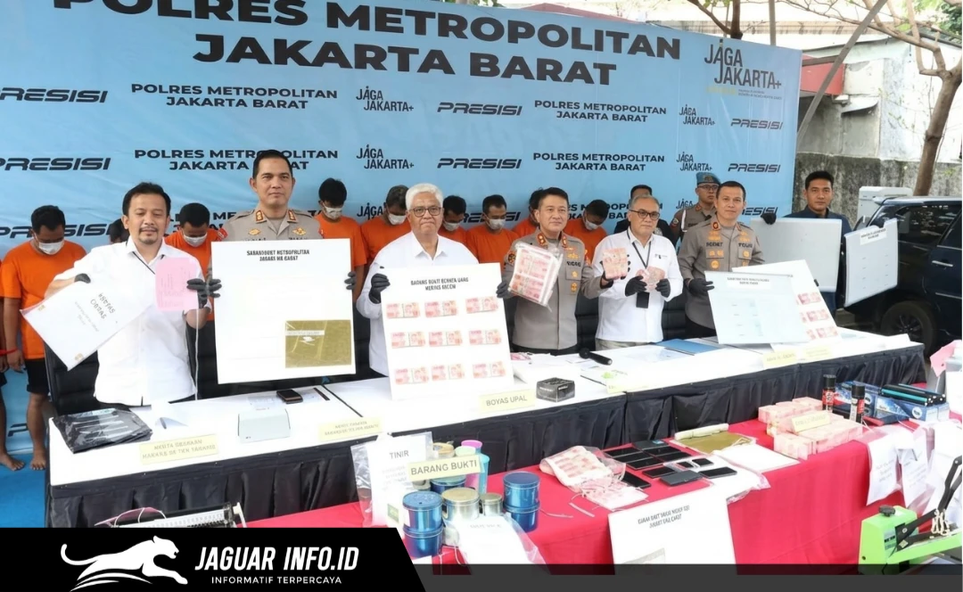 Penindakan dan penyitaan barang bukti belasan ribu lembar dari sindikat uang palsu lintas daerah saat rilis perkara pada 25/08/26. (Dok. Polisi)