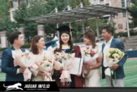 Kezia M.G Langie (tengah) berfoto bersama sang ayah, Recky Langie, dan ibunda, Mieke Femmy Mandagi, beserta kedua adiknya seusai prosesi wisuda gelar Doktor di Kookmin University, Seoul, Korea Selatan.