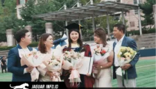 Kezia M.G Langie (tengah) berfoto bersama sang ayah, Recky Langie, dan ibunda, Mieke Femmy Mandagi, beserta kedua adiknya seusai prosesi wisuda gelar Doktor di Kookmin University, Seoul, Korea Selatan.