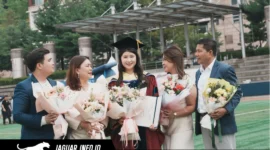 Kezia M.G Langie (tengah) berfoto bersama sang ayah, Recky Langie, dan ibunda, Mieke Femmy Mandagi, beserta kedua adiknya seusai prosesi wisuda gelar Doktor di Kookmin University, Seoul, Korea Selatan.
