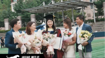 Kezia M.G Langie (tengah) berfoto bersama sang ayah, Recky Langie, dan ibunda, Mieke Femmy Mandagi, beserta kedua adiknya seusai prosesi wisuda gelar Doktor di Kookmin University, Seoul, Korea Selatan.