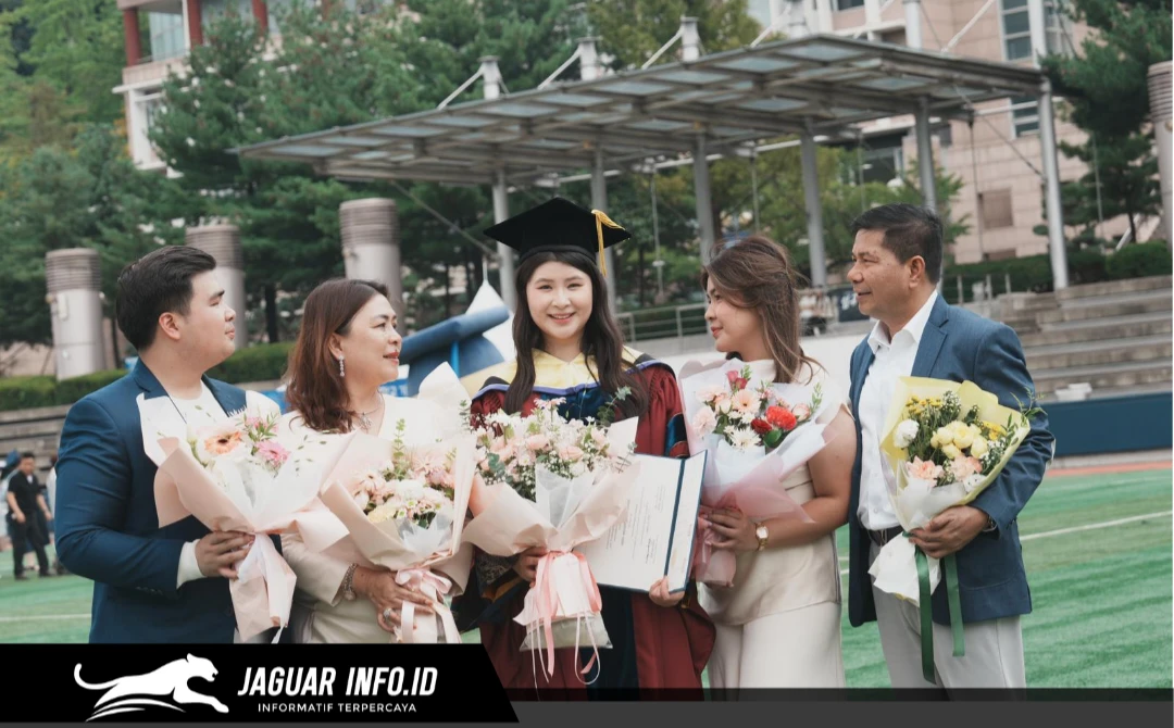 Kezia M.G Langie (tengah) berfoto bersama sang ayah, Recky Langie, dan ibunda, Mieke Femmy Mandagi, beserta kedua adiknya seusai prosesi wisuda gelar Doktor di Kookmin University, Seoul, Korea Selatan.