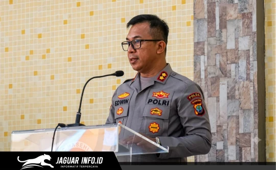 Kapolres Kepulauan Sangihe, AKBP Edwin Humokor, saat memberikan arahan tegas secara langsung kepada seluruh personel dan jajaran Kapolsek terkait komitmen penguatan pengawasan wilayah rawan titik api guna mengantisipasi sekaligus mencegah terjadinya bencana kebakaran hutan dan lahan (karhutla) di wilayah hukum Kabupaten Kepulauan Sangihe.