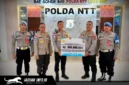 Karo Ops Polda Sulut mewakili Kapolda Sulut menyerahkan bantuan secara simbolis kepada Wakapolda NTT di Lobby Mapolda NTT pada Senin (24/08/26).