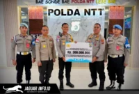 Karo Ops Polda Sulut mewakili Kapolda Sulut menyerahkan bantuan secara simbolis kepada Wakapolda NTT di Lobby Mapolda NTT pada Senin (24/08/26).