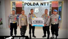 Karo Ops Polda Sulut mewakili Kapolda Sulut menyerahkan bantuan secara simbolis kepada Wakapolda NTT di Lobby Mapolda NTT pada Senin (24/08/26).