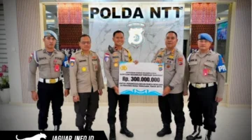 Karo Ops Polda Sulut mewakili Kapolda Sulut menyerahkan bantuan secara simbolis kepada Wakapolda NTT di Lobby Mapolda NTT pada Senin (24/08/26).