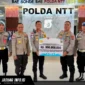 Karo Ops Polda Sulut mewakili Kapolda Sulut menyerahkan bantuan secara simbolis kepada Wakapolda NTT di Lobby Mapolda NTT pada Senin (24/08/26).