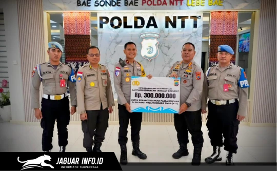 Karo Ops Polda Sulut mewakili Kapolda Sulut menyerahkan bantuan secara simbolis kepada Wakapolda NTT di Lobby Mapolda NTT pada Senin (24/08/26).