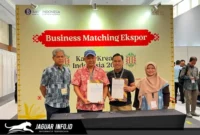 Foto bersama para pelaku UMKM Sulawesi Utara dengan ekspresi gembira dan bangga seusai rangkaian pameran Karya Kreatif Indonesia (KKI) 2026 di JICC Jakarta (23/08/26).
