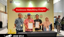 Foto bersama para pelaku UMKM Sulawesi Utara dengan ekspresi gembira dan bangga seusai rangkaian pameran Karya Kreatif Indonesia (KKI) 2026 di JICC Jakarta (23/08/26).
