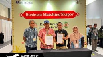 Foto bersama para pelaku UMKM Sulawesi Utara dengan ekspresi gembira dan bangga seusai rangkaian pameran Karya Kreatif Indonesia (KKI) 2026 di JICC Jakarta (23/08/26).