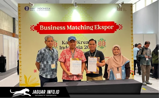 Foto bersama para pelaku UMKM Sulawesi Utara dengan ekspresi gembira dan bangga seusai rangkaian pameran Karya Kreatif Indonesia (KKI) 2026 di JICC Jakarta (23/08/26).