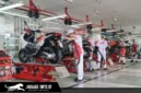 Mekanik AHASS sedang melakukan perawatan sepeda motor pelanggan. PT DAW menghadirkan Promo Gebyar Bulan Agustus dengan diskon menarik mulai 10/08/26 hingga 31/08/26.