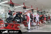 Mekanik AHASS sedang melakukan perawatan sepeda motor pelanggan. PT DAW menghadirkan Promo Gebyar Bulan Agustus dengan diskon menarik mulai 10/08/26 hingga 31/08/26.