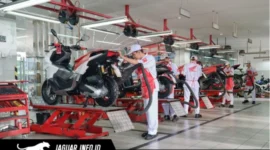 Mekanik AHASS sedang melakukan perawatan sepeda motor pelanggan. PT DAW menghadirkan Promo Gebyar Bulan Agustus dengan diskon menarik mulai 10/08/26 hingga 31/08/26.