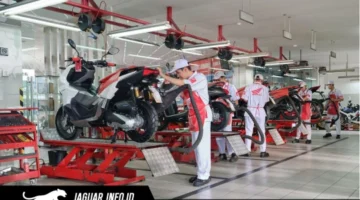Mekanik AHASS sedang melakukan perawatan sepeda motor pelanggan. PT DAW menghadirkan Promo Gebyar Bulan Agustus dengan diskon menarik mulai 10/08/26 hingga 31/08/26.
