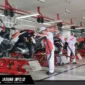 Mekanik AHASS sedang melakukan perawatan sepeda motor pelanggan. PT DAW menghadirkan Promo Gebyar Bulan Agustus dengan diskon menarik mulai 10/08/26 hingga 31/08/26.