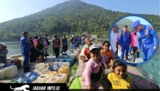 Antusiasme warga pesisir Pulau Manado Tua dan Bunaken yang mengantre membawa berbagai wadah penampungan saat menerima pendistribusian air bersih dari Ditpolairud Polda Sulut.