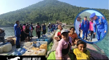 Antusiasme warga pesisir Pulau Manado Tua dan Bunaken yang mengantre membawa berbagai wadah penampungan saat menerima pendistribusian air bersih dari Ditpolairud Polda Sulut.