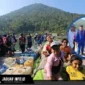 Antusiasme warga pesisir Pulau Manado Tua dan Bunaken yang mengantre membawa berbagai wadah penampungan saat menerima pendistribusian air bersih dari Ditpolairud Polda Sulut.