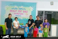 MENEBAR KASIH: Perwakilan tim Sahabat Kapolda Sulut saat menyerahkan bantuan bahan pokok berupa beras secara simbolis kepada pengurus panti asuhan di Sulawesi Utara, Kamis (27/08/2026).